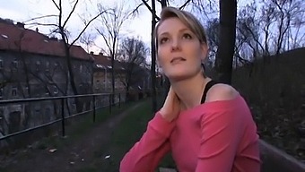 Меги От Publicagent Се Отдава На Сексуален Контакт За Пари Близо До Църква