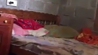 Зряла Индийска Жена Участва В Извънбрачна Афера И Получава Сексуално Удовлетворение От Брата На Съпруга Си