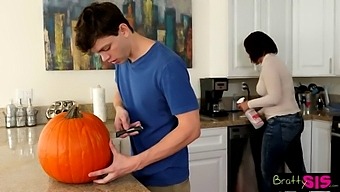 La Mia Arrapata Sorellastra Cavalca Una Zucca In Un Video Hd