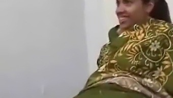 Дези Тийнейджърка Се Отдава На Тройка И Получава Орално Удоволствие