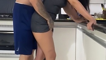 Жена И Съпруг Правят Секс В Кухнята, Докато Вършат Домакинска Работа - Onlyfans Видео