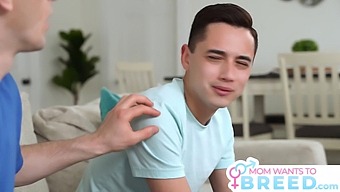 Momwantstobreed Прави Хардкор Тройка С Млад Мъж И Невероятна Сперма