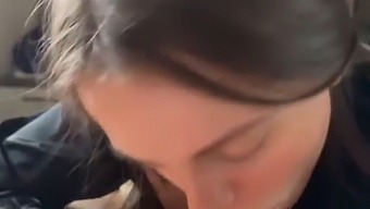 Изживейте Върховното Удоволствие, Докато Премахваме Готината Кърлежова Ток И Се Отдаваме На Апетитен Минет