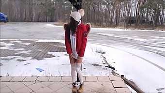 Ragazza Arrapata Ha Un Intenso Orgasmo Lungo La Strada