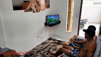 Vagninho,Vivi Capetinha和一对夫妇的ogro满足了一次点击和大量的阴茎在她的屁股里