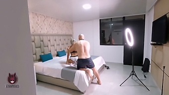 Улавям Го Да Ме Записва Без Мое Знание По Време На Фотосесия