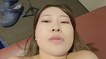 Pov Фантазия С Малък Тийнейджър В Уютно Кафене