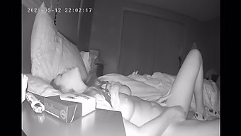 Резервирана Жена Се Задоволява С Пръсти Преди Сън, Заснета От Скрита Камера