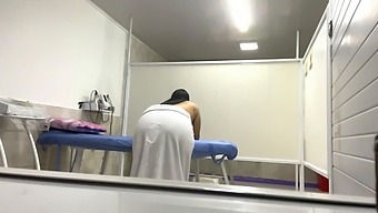 Latina-Sygeplejerske Med Stor Røv Bliver Olieret Op På Kontoret